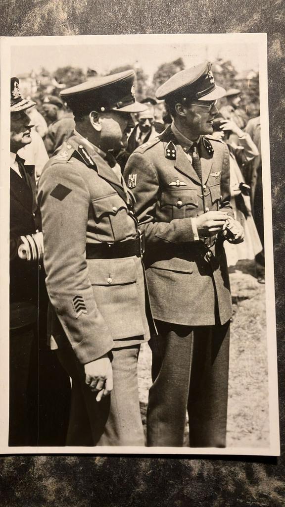 Prins Bernhard Koninklijke familie  ca 1945 MILITAIR, Verzamelen, Koninklijk Huis en Royalty, Kaart, Foto of Prent, Ophalen of Verzenden