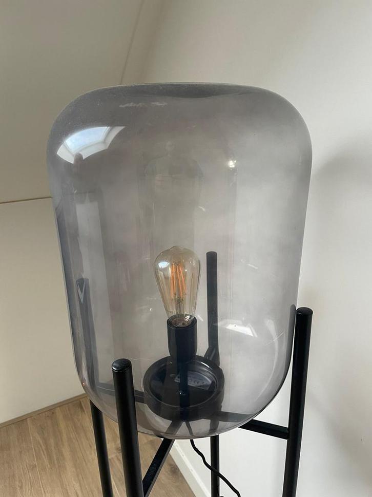 Stijlvolle staande lamp zwart met rookglas, Huis en Inrichting, Lampen | Vloerlampen, Zo goed als nieuw, 100 tot 150 cm, Glas