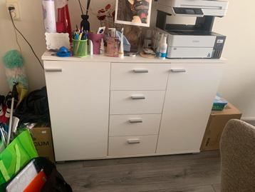 Glanzend wit beschikbaar voor biedingen