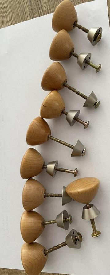Te koop 10 stuks nieuwe beukenhouten knoppen voor deuren. beschikbaar voor biedingen