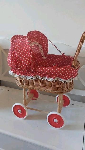 Rotan poppenwagen kinderwagen pop riet rotan rood hartjes beschikbaar voor biedingen