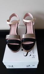 SI BY SINELA lakleren open schoenen/sandalen, sleehak, mt 39, Schoenen met lage hakken, Zwart, Ophalen of Verzenden, Zo goed als nieuw
