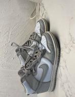 Nike dunk high grijs, Kleding | Heren, Schoenen, Ophalen of Verzenden, Zo goed als nieuw, Overige kleuren