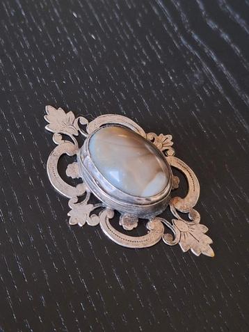 Antieke Zilveren Broche met Agaat beschikbaar voor biedingen