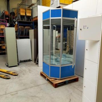 Glazen vitrinekast hoekkast 230x92x92 cm beschikbaar voor biedingen
