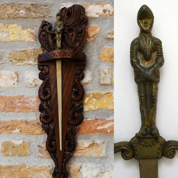 Houtgesneden houder met een briefopener zwaard ridder beschikbaar voor biedingen