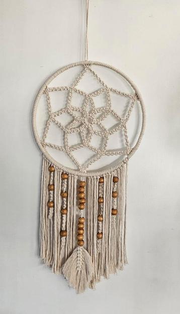 Macramé Wandhanger met Houten Kralen beschikbaar voor biedingen