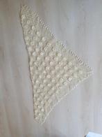 Gehaakte driehoekige sjaal gedecoreerd met bloemenmotief., Kleding | Dames, Mutsen, Sjaals en Handschoenen, Maat 46/48 (XL) of groter