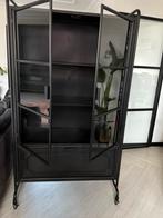 Industriele zwarte vitrinekast - Nijhof Baarn, Huis en Inrichting, Ophalen, 100 tot 150 cm, Zo goed als nieuw, Glas