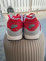 'Nike Air Max 1 Essential Daring Red mt 44,5, Kleding | Heren, Schoenen, Ophalen of Verzenden, Zo goed als nieuw, Overige kleuren