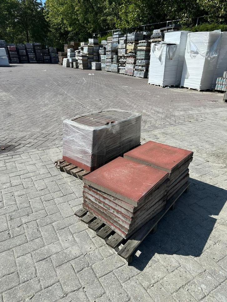 32 stuks betontegel 50x50x5 rood, Tuin en Terras, Tegels en Klinkers, Gebruikt, Terrastegels, Beton, 5 tot 10 m², Ophalen