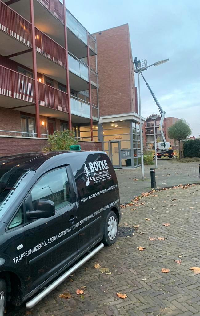 Schoonmaakbedrijf Boyke, Diensten en Vakmensen, Schoonmakers en Glazenwassers, Glazenwassen binnen, Glazenwassen buiten, Schoonmaken bedrijfsruimte