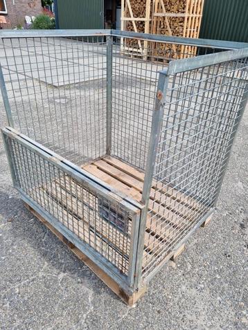 Stalen krat met pallet en klep - 1.3 kuub beschikbaar voor biedingen