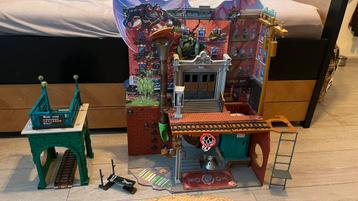 Ninja turtle huis met verschillende accesoires beschikbaar voor biedingen