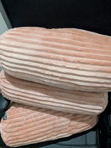 Drie nekkussens oudroze kleur beschikbaar voor biedingen