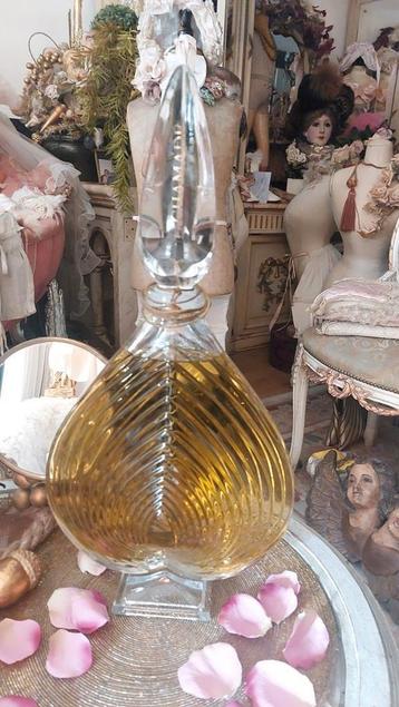   Grote dummy van Guerlain.  beschikbaar voor biedingen