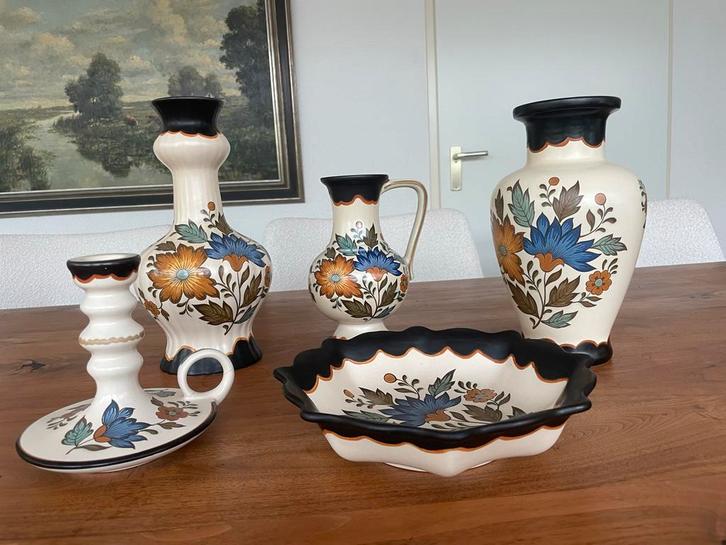 Gouda Plateel Set: Vazen, Schaal, Kandelaar, Antiek en Kunst, Antiek | Keramiek en Aardewerk, Ophalen of Verzenden