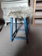 Schattig krukje bekleed met schapen vacht., 1 kruk, Ophalen of Verzenden, Zo goed als nieuw