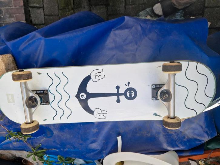 3  skateboarden en houder, Sport en Fitness, Skateboarden, Gebruikt, Skateboard, Longboard, Ophalen of Verzenden