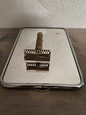 Vintage Scheermes met Spiegel beschikbaar voor biedingen