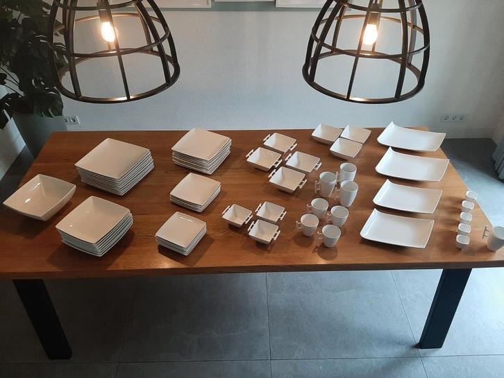 Servies Young - afhalen, Huis en Inrichting, Keuken | Servies, Zo goed als nieuw, Bord(en), Overige stijlen, Porselein, Ophalen