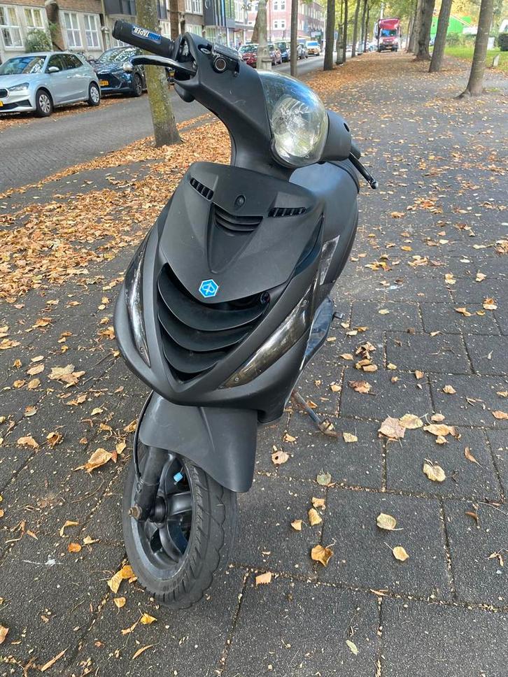 Piaggio Zip 4T 2V 50cc uit 2012 - Geel Kenteken, Fietsen en Brommers, Scooters | Piaggio, Gebruikt, Zip, Maximaal 45 km/u, Benzine