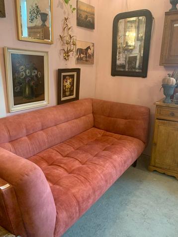 Mooie oud roze bank beschikbaar voor biedingen