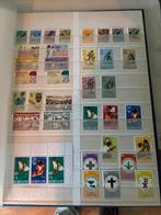 2 Postzegelboeken – Suriname, Nederlandse Antillen &Curaçao, Ophalen of Verzenden