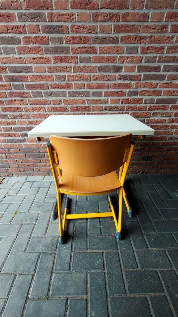Een super leuke school stoel + school tafel., Huis en Inrichting, Bureaus, Gebruikt, Bureau, Ophalen