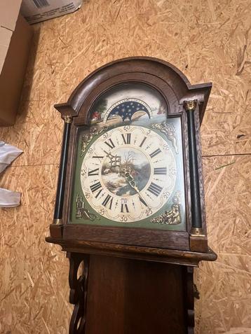 Oude klok met maanstand  en echte gewichten beschikbaar voor biedingen
