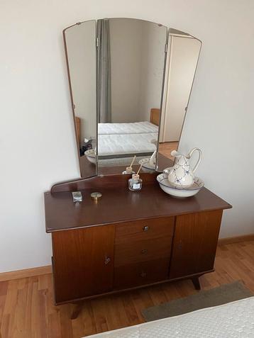 Vintage Slaapkamerkast met nachtkastjes en 2 bijbeh. stoelen beschikbaar voor biedingen