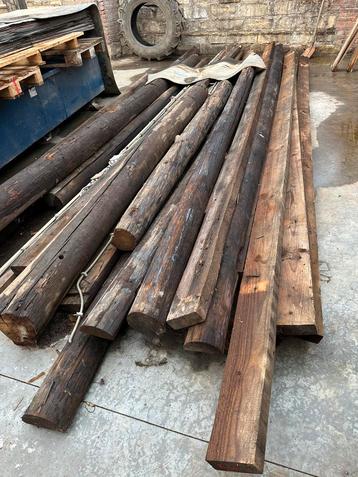Lange sterke houten palen beschikbaar voor biedingen