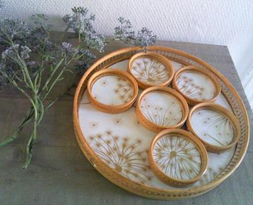 Vintage Rota/Bamboe dienblad en onderzetters wit/paardebloem beschikbaar voor biedingen
