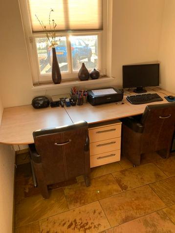 Gratis Mooie nette bureau met lade kastje en twee stoelen beschikbaar voor biedingen
