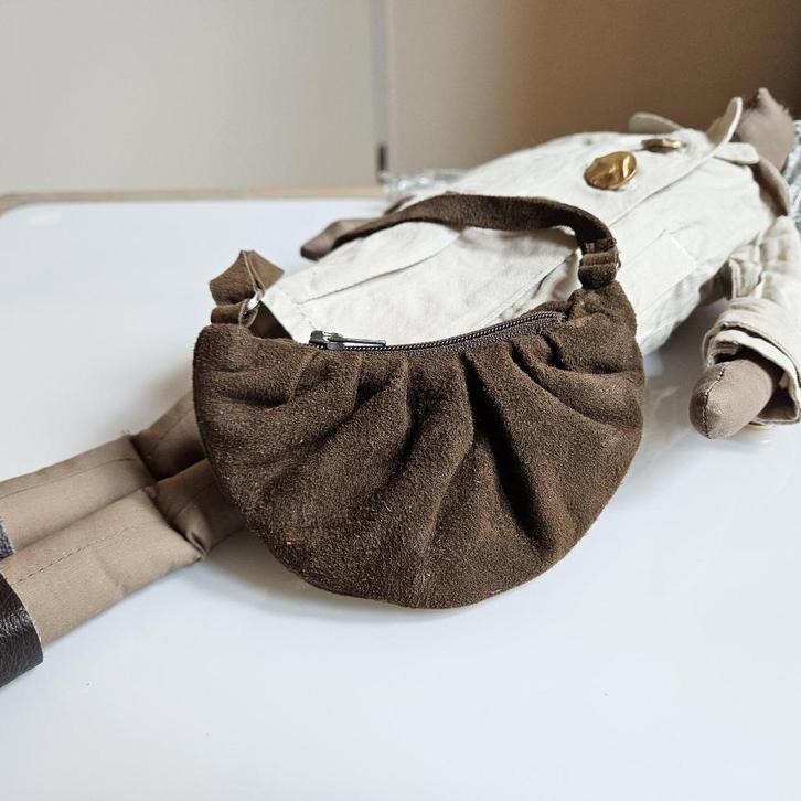 DIY Donkerbruine suéde lederen tas  Tilda, Verzamelen, Poppen, Zo goed als nieuw, Accessoires, Ophalen of Verzenden