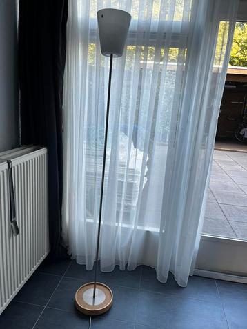 Mooie Vloerlamp (kleur wit)