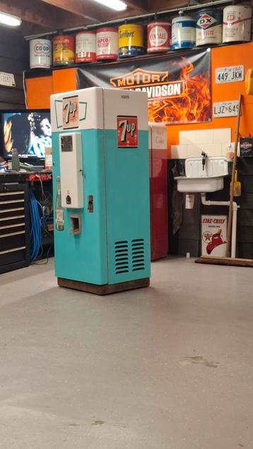 Vintage 7up Frisdrankautomaat beschikbaar voor biedingen