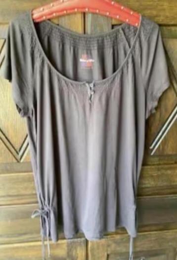 Bruine top, shirt, t-shirt; Colors of Africa; oksel-oksel 58 beschikbaar voor biedingen
