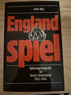 England Spiel - Spionagetragedie in bezet Nederland, Spelcomputers en Games, Games | Atari, Gebruikt, Overige genres, 1 speler