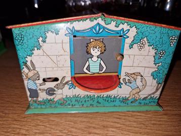 Vintage blikken spaarpot huisje beschikbaar voor biedingen