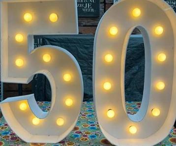 Mooie grote lichtcijfers 50, en avond gebruikt voor feestje beschikbaar voor biedingen