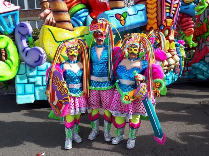 Leuke kleurrijke carnavalspakken voor een loopgroep, Hobby en Vrije tijd, Overige Hobby en Vrije tijd, Gebruikt, Ophalen
