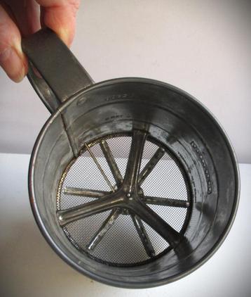 Zeef Suiker Vintage metalen Bloemzeef Meelzeef van Leifheit beschikbaar voor biedingen