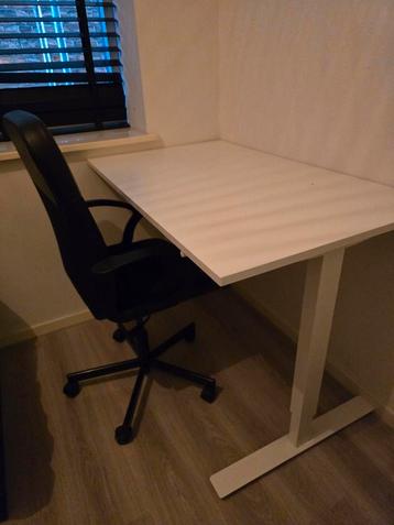 Bureau met bureaustoel beschikbaar voor biedingen