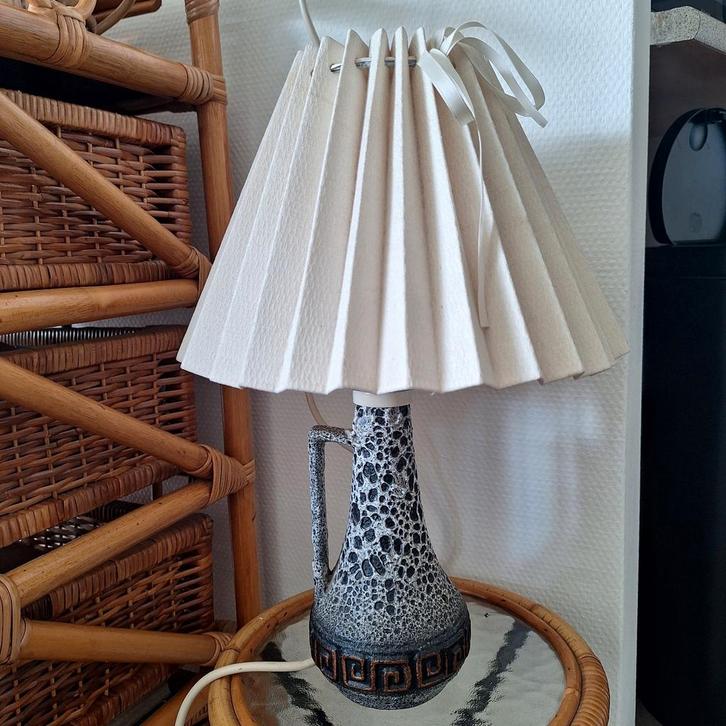 Vintage fat lava lamp met plissé lampenkap, Huis en Inrichting, Lampen | Tafellampen, Zo goed als nieuw, Minder dan 50 cm, Overige materialen