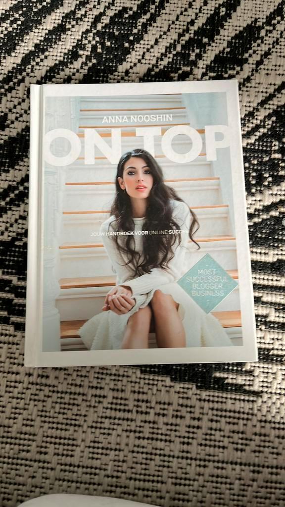 Boek Anna Nooshin- on top, Boeken, Mode, Zo goed als nieuw, Mode algemeen, Ophalen of Verzenden