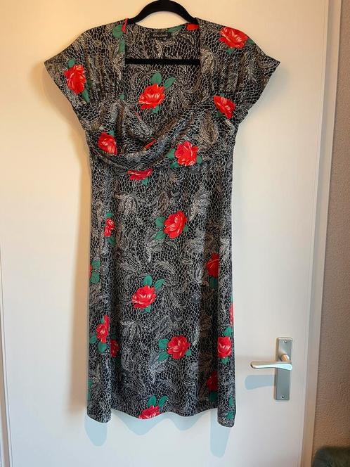 King Louie travelstof stretch jurk  met rozen maat M, Kleding | Dames, Jurken, Zo goed als nieuw, Maat 38/40 (M), Zwart, Knielengte