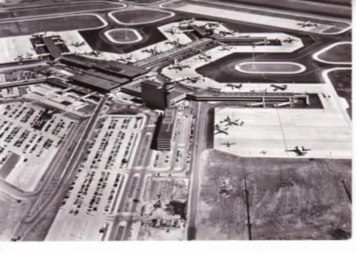 AMSTERDAM,- SCHIPHOL- Centrum.Luchtfoto. 17-08, Verzamelen, Ansichtkaarten | Nederland, Ongelopen, Noord-Holland, 1960 tot 1980