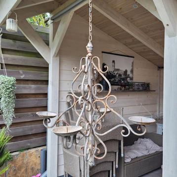 Mooie ijzeren kroonluchter beschikbaar voor biedingen