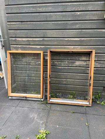2 Fakro dakramen, houten kozijnen 78x98cm beschikbaar voor biedingen